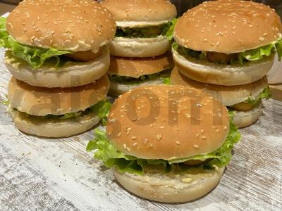 Namų burgeris su vištienos stripsais pagrindine nuotrauka