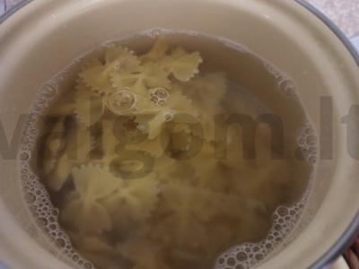 Makaronai-šalmai su aštriu pomidorų ir čili pipirų apkepu Žingsnis 1