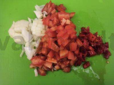 Makaronai-šalmai su aštriu pomidorų ir čili pipirų apkepu Žingsnis 2