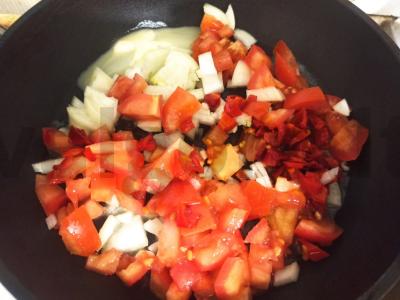 Makaronai-šalmai su aštriu pomidorų ir čili pipirų apkepu Žingsnis 3