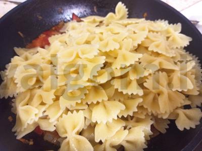 Makaronai-šalmai su aštriu pomidorų ir čili pipirų apkepu Žingsnis 4