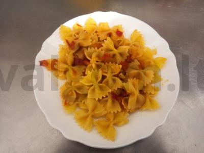 Makaronai-šalmai su aštriu pomidorų ir čili pipirų apkepu pagrindine nuotrauka