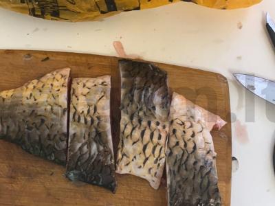 Keptas karpis su svogūnais Žingsnis 1