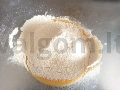 Pyragas su riešutais ir razinomis arbatai Žingsnis 3