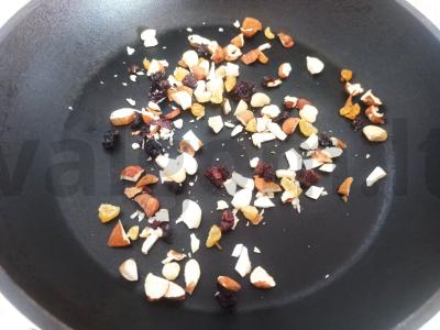 Pyragas su riešutais ir razinomis arbatai Žingsnis 5