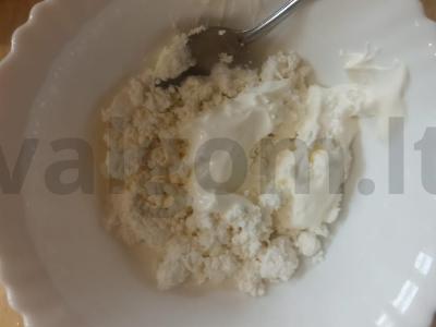 Varškė su vaisiais, medumi ir cinamonu Žingsnis 1