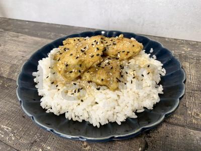 Grietininiai ryžiai su vištiena ir sezamu pagrindine nuotrauka