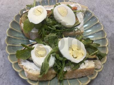 Tostai su varškės sūriu, baklažanu ir kiaušiniu pagrindine nuotrauka