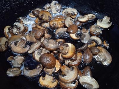 Kiaušinienė su pievagrybiais ir karibų daržovių mišiniu Žingsnis 2