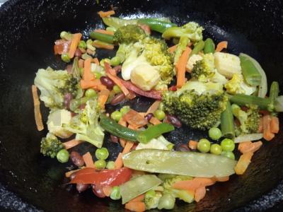 Kiaušinienė su pievagrybiais ir karibų daržovių mišiniu Žingsnis 4