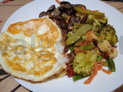 Kiaušinienė su pievagrybiais ir karibų daržovių mišiniu Žingsnis 6