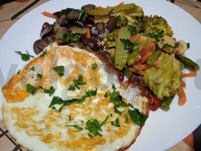 Kiaušinienė su pievagrybiais ir karibų daržovių mišiniu pagrindine nuotrauka