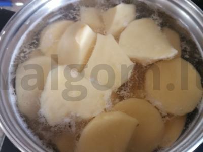 Bulvių košė su kiaušiniu, pienu ir sviestu Žingsnis 1