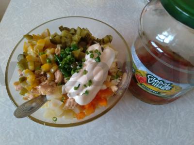 Salotas „Skanus“ su marinuotais agurkais ir lašiša Žingsnis 2