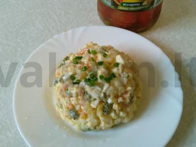 Salotas „Skanus“ su marinuotais agurkais ir lašiša pagrindine nuotrauka