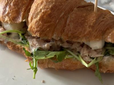 Kriokantis kruasanas su sotia įdaru ir grietinės padažu pagrindine nuotrauka