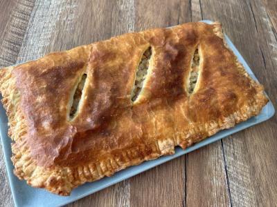 Sluoksniuoto tešlos pyragas su lašiša ir ryžiais pagrindine nuotrauka