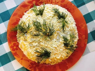 Salotas „Mimoza su lašiša“ pagrindine nuotrauka