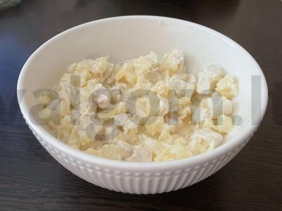 Salotos su vištienos filė ir ananasais pagrindine nuotrauka