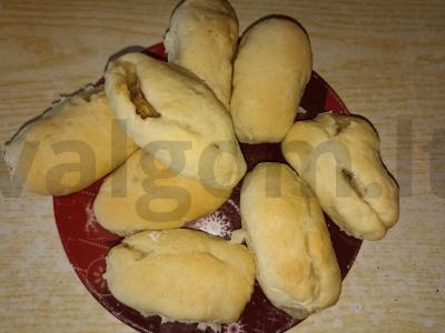 Kibinai su obuoliu ir bananais pagrindine nuotrauka