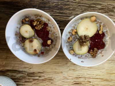 Grikių košė su kriauše, avietėmis ir riešutais pagrindine nuotrauka