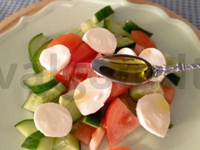 Šviežių daržovių salotos su mocarela Žingsnis 3