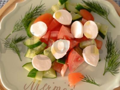 Šviežių daržovių salotos su mocarela pagrindine nuotrauka