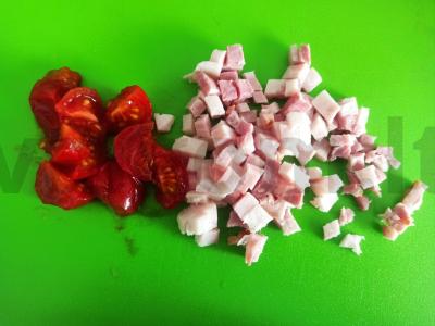 Kvietinė plokštainis su pomidorais, šonine ir kreminiu sūriu Žingsnis 1