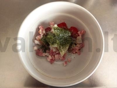 Kvietinė plokštainis su pomidorais, šonine ir kreminiu sūriu Žingsnis 2