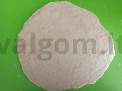 Kvietinė plokštainis su pomidorais, šonine ir kreminiu sūriu Žingsnis 3