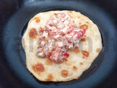 Kvietinė plokštainis su pomidorais, šonine ir kreminiu sūriu Žingsnis 5