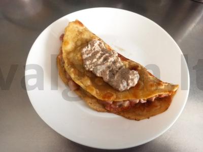 Kvietinė plokštainis su pomidorais, šonine ir kreminiu sūriu pagrindine nuotrauka