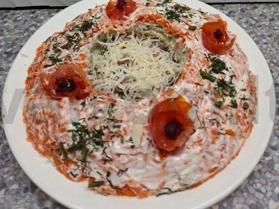 Rytinis salotas su žuvies konservais ir bulvėmis pagrindine nuotrauka