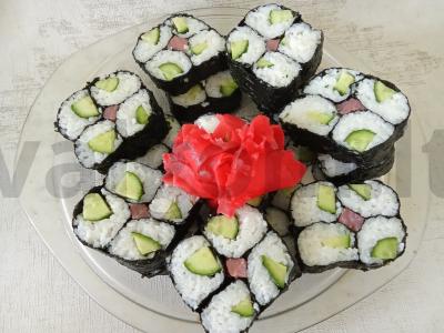 Rulonai su agurkais ir upėtakiu pagrindine nuotrauka