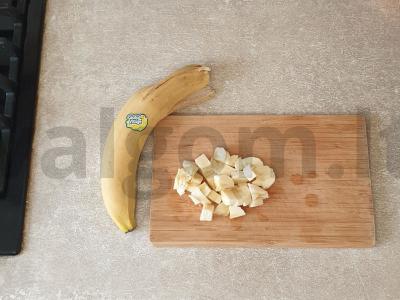 Grūdėtas varškė su bananais, obuoliu ir džemu Žingsnis 1