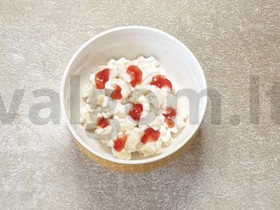 Grūdėtas varškė su bananais, obuoliu ir džemu pagrindine nuotrauka