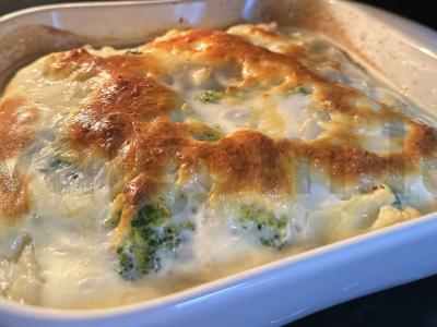 Keptas vištienos filė su brokoliais ir žiediniais kopūstais pagrindine nuotrauka