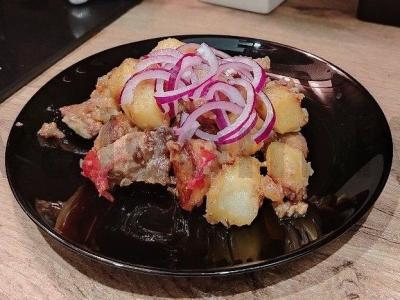 Odzakhuri su raudonuoju svogūnu pagrindine nuotrauka