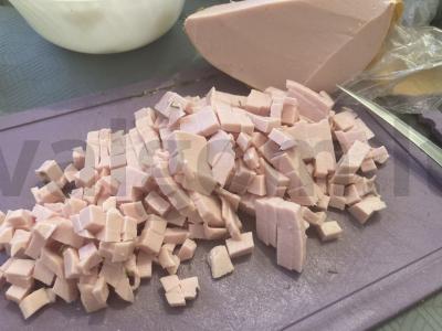 Olivje salotas su doktorine dešra ir petražolėmis Žingsnis 2