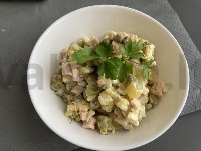 Olivje salotas su doktorine dešra ir petražolėmis pagrindine nuotrauka