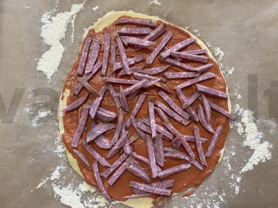 Oro pica su rūkytomis dešromis ir traškia sūrio plutele Žingsnis 6