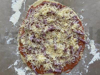 Oro pica su rūkytomis dešromis ir traškia sūrio plutele Žingsnis 8