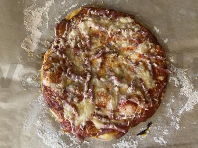 Oro pica su rūkytomis dešromis ir traškia sūrio plutele pagrindine nuotrauka