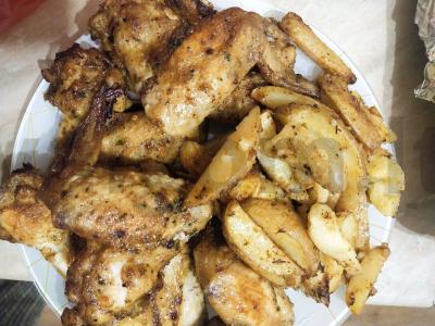 Kepti vištienos sparneliai su bulvėmis pagrindine nuotrauka