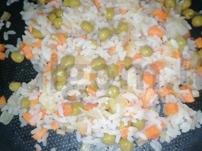 Ryžiai su morkomis ir žaliaisiais žirneliais Žingsnis 2