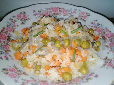 Ryžiai su morkomis ir žaliaisiais žirneliais pagrindine nuotrauka