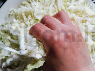 Vitaminų salotos su daržovėmis ir alyvuogių aliejumi Žingsnis 3