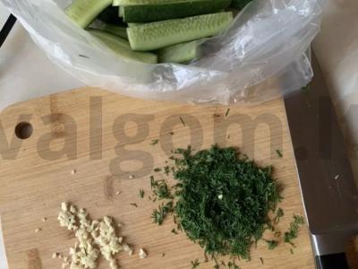 Greitai marinuoti agurkai Žingsnis 1