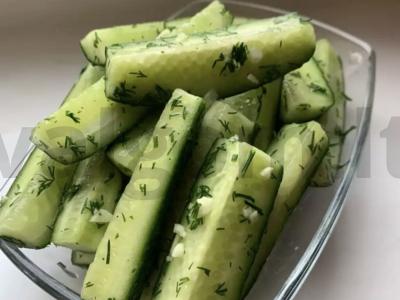 Greitai marinuoti agurkai pagrindine nuotrauka