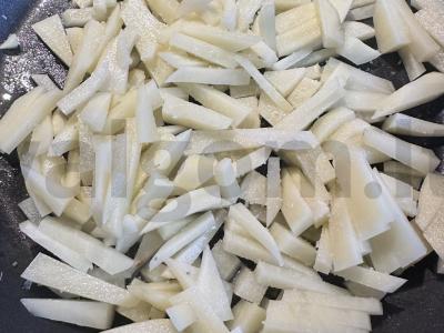 Keptuvė su cukinijomis, bekonu ir žaliu svogūnu Žingsnis 1